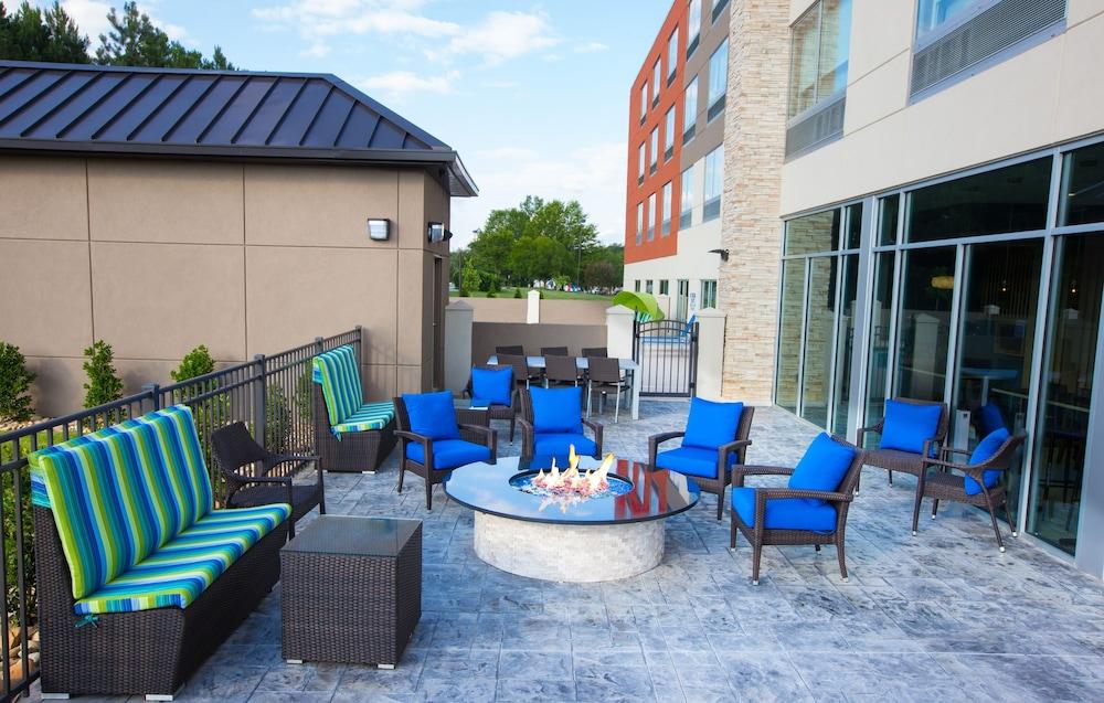 Holiday Inn Express & Suites Greenwood Mall By Ihg Exterior foto