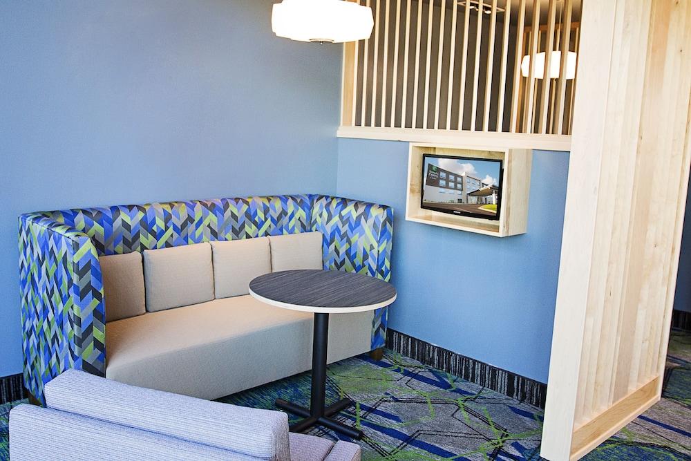 Holiday Inn Express & Suites Greenwood Mall By Ihg Exterior foto